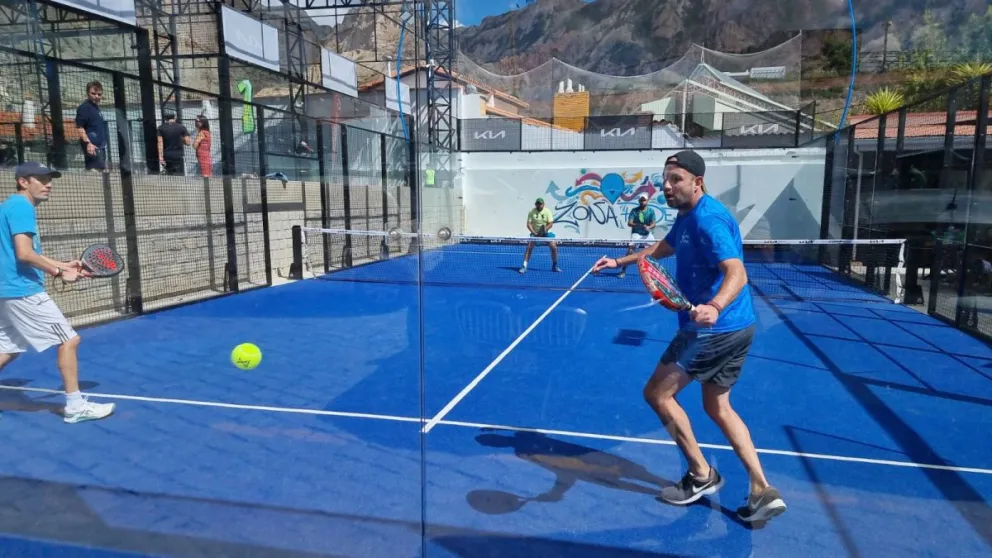Un partido de pádel en la zona sur de La Paz. Foto: Marcelo Avendaño.