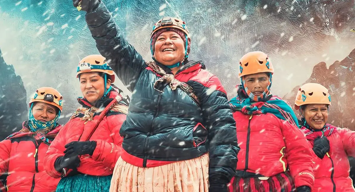 Mujeres escaladoras indígenas bolivianas. Foto: Facebook / Cholitas La Película