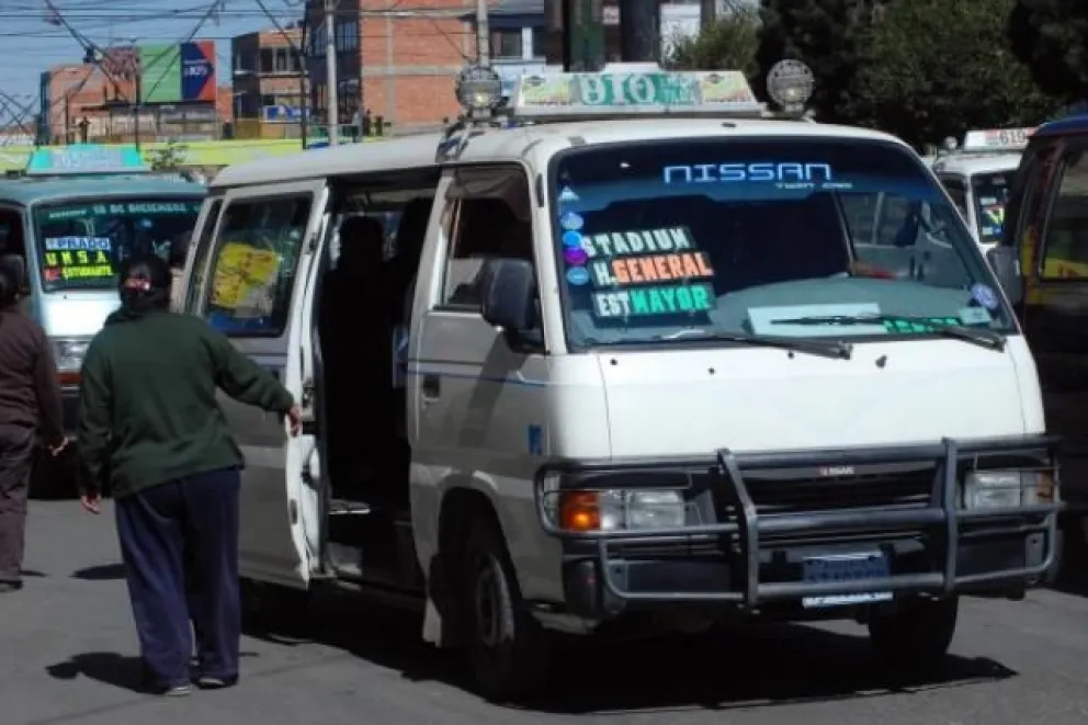 Un minibus en la ciudad de La Paz. Foto: Archivo