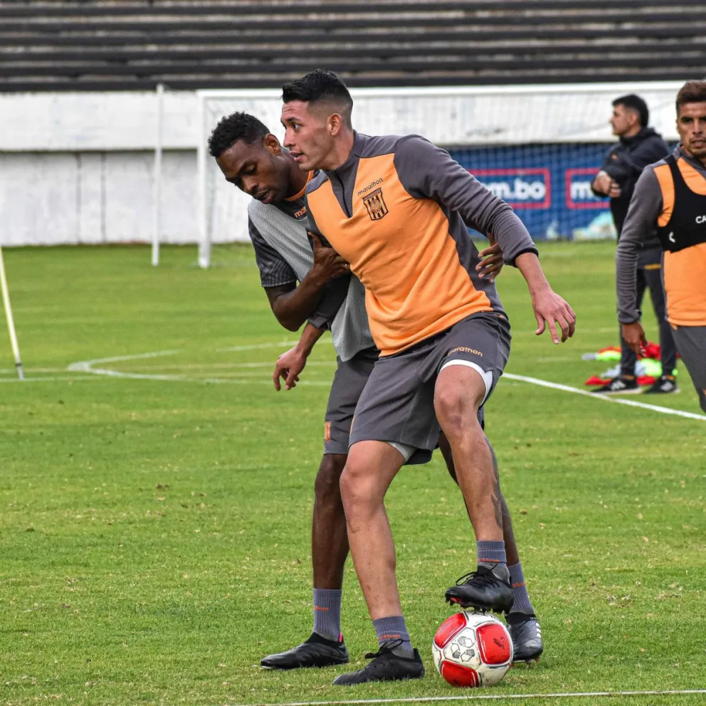 Eduardo Demiquel y Marc Enoumba en un entrenamiento del Tigre, en el estadio Rafael Mendoza. Foto: club The Strongest.