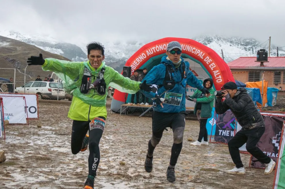 Dos corredores se esfuerzan por cruzar la meta. Foto: Skyrunning Bolivia.
