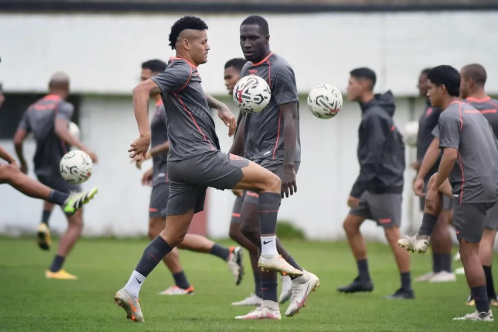 Los jugadores de Always Ready en el entrenamiento del domingo pasado. Foto Always Ready