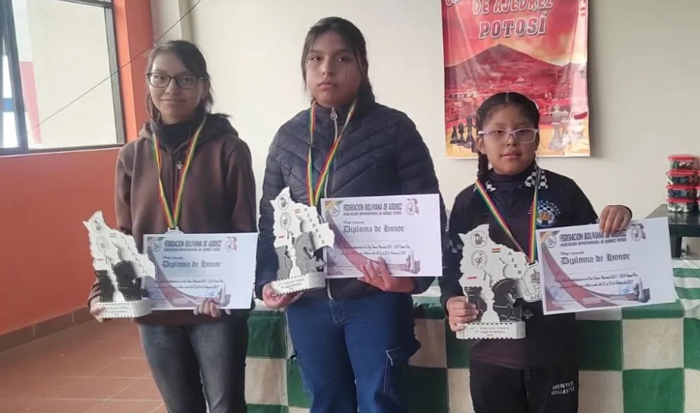 El podio femenino del noveno Grand Prix Nacional. Foto: Federación Boliviana de Ajedrez.