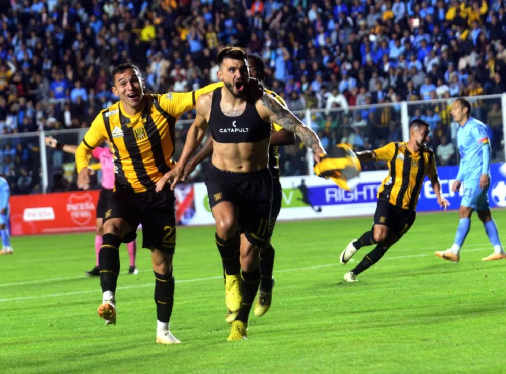 Enrique Triverio, con la polera en sus manos, y Bruno Miranda festejan el cuarto gol de The Strongest, el domingo en el Hernando Siles. Foto: Andrés Rojas.
