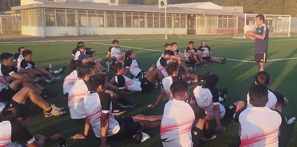 Los árbitros becados por la FBF escuchan a un instructor durante una labor de campo del módulo de certificación VAR que se desarrolla en Santiago de Chile. Foto: FBF