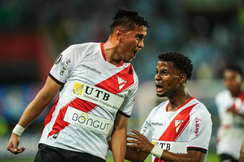 Terrazas celebra su gol con Dorny Romero. Foto Conmebol