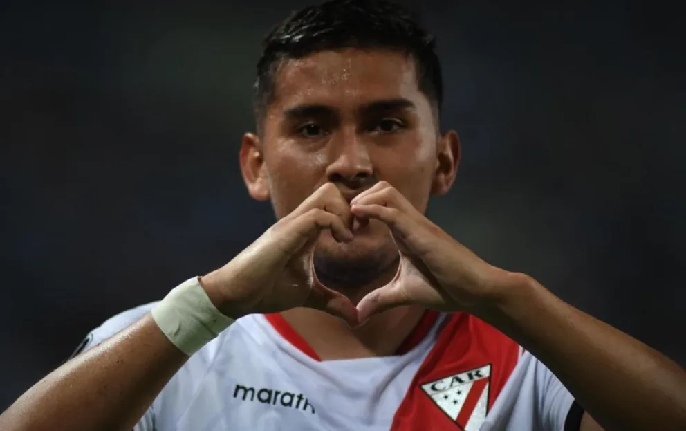 Adalid Terrazas festeja su gol en Lima armando un corazón con sus manos. El mediocampista fue uno de los destacados de la clasificación de Always Ready a la tercera fase de la Copa. Foto: Always Ready. 