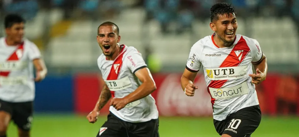 El festejo de la banda roja con Adalid Terrazas (der.), autor del gol del equipo boliviano contra Sporting Cristal, y Robson Matheus. Foto: Conmebol. 
