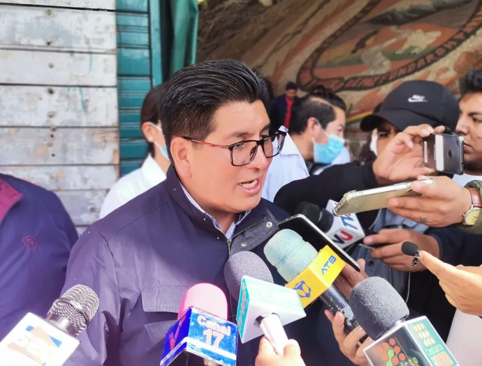 El viceministro Ticona, durante un encuentro con la prensa. Foto: Ministerio de Obras Públicas.