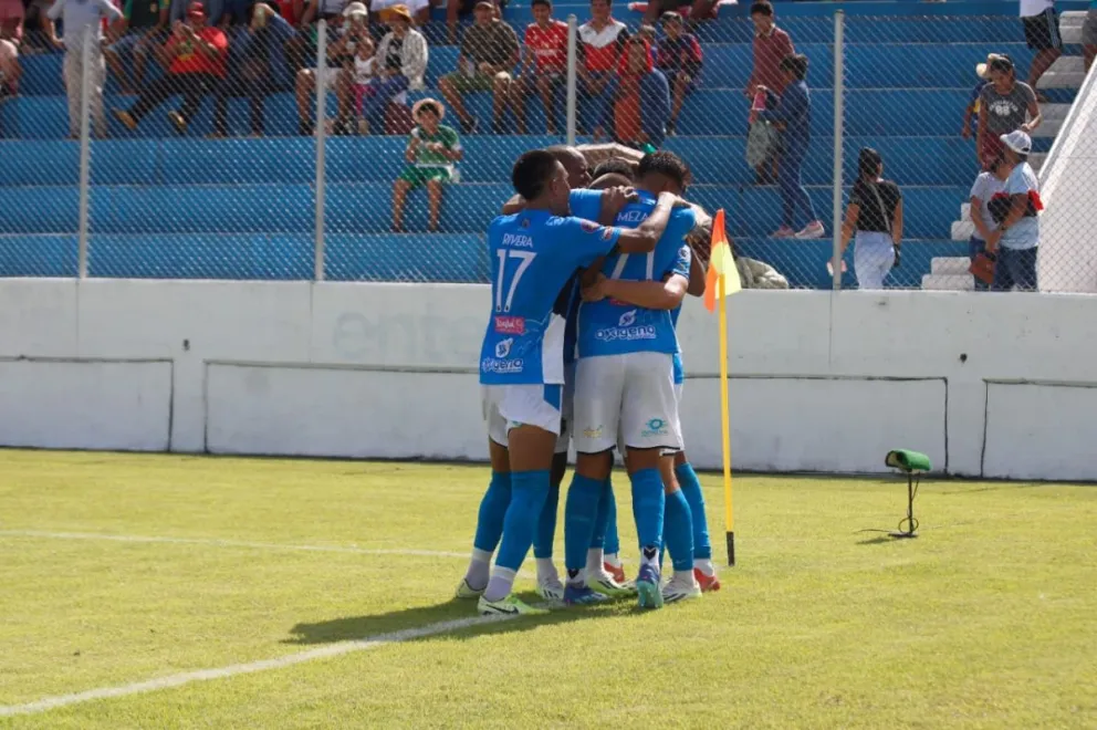 Jugadores de San Antonio festejan la goleada a The Strongest. Foto: club San Antonio.