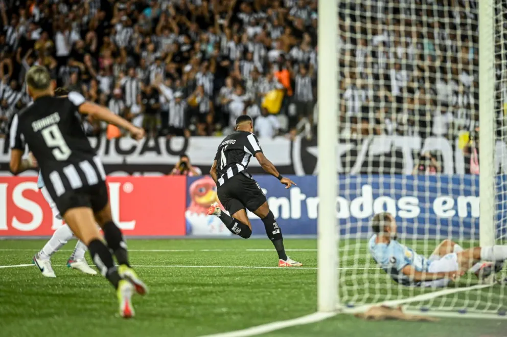 El delantero Soares se apresta a celebrar tras anotar esta noche ante Aurora. Foto Conmebol