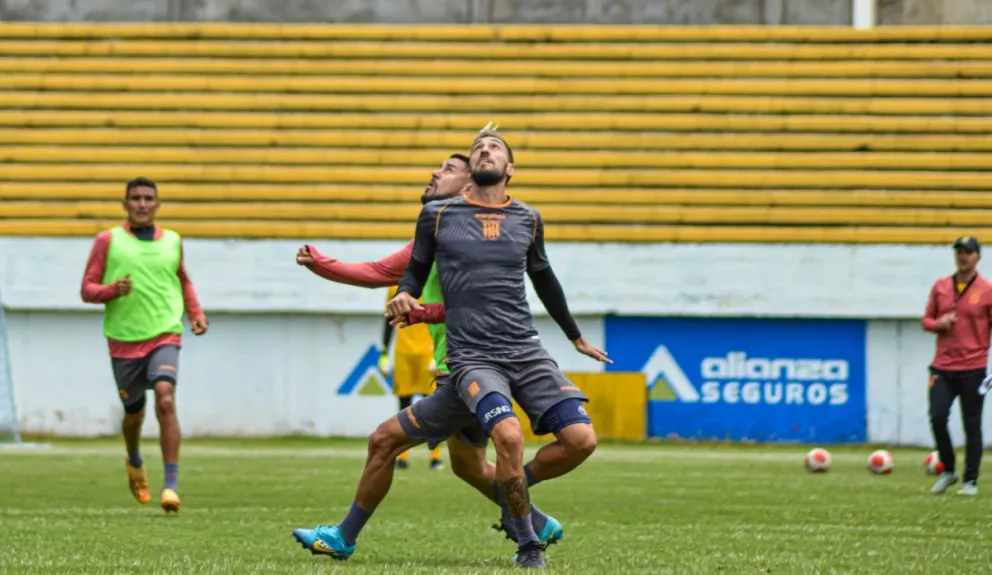 Luciano Ursino disputa una pelota con Rodrigo Ramallo, en un entrenamiento del Tigre. Foto: club The Strongest