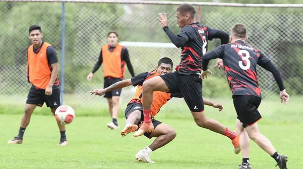 Un entrenamiento del conjunto aviador. Foto: Los Tiempos.