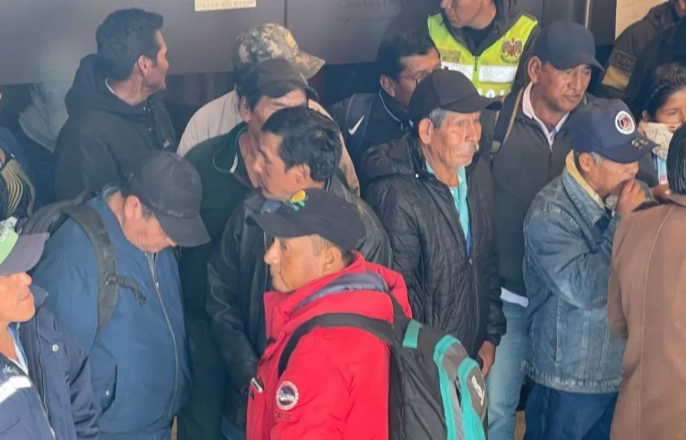 Representantes de sectores que están en la puerta de Diputados. Foto: Prensa de Luisa Nayar. 