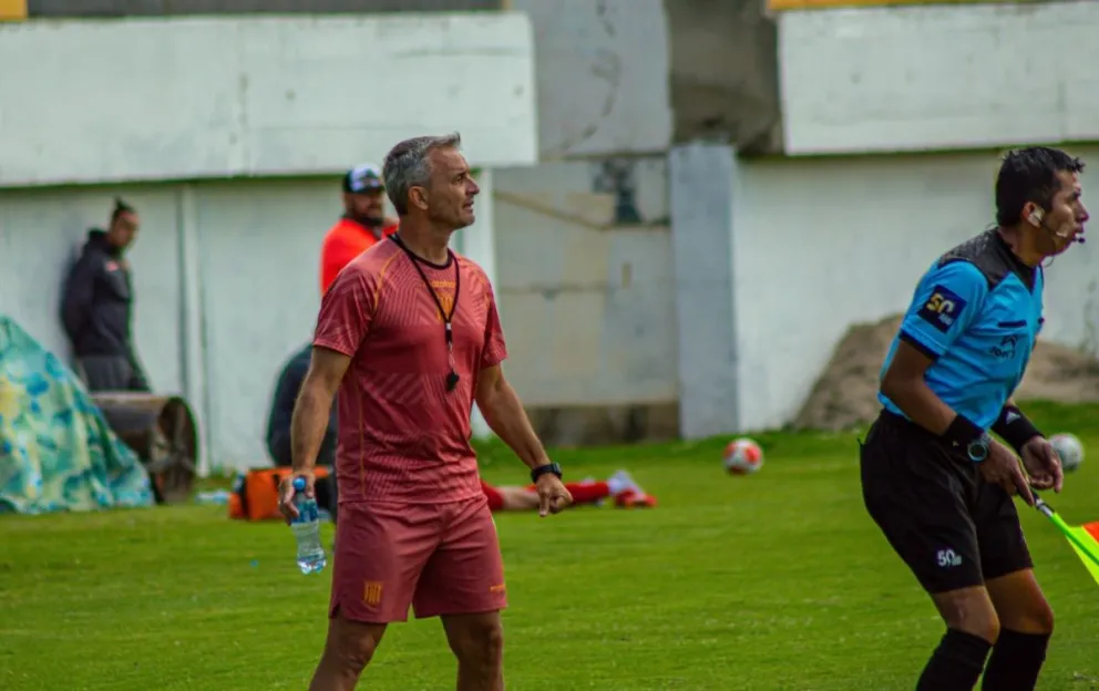El entrenador argentino Pablo Lavallén observa a su equipo en uno de los partidos amistosos de pretemporada. Foto: club The Strongest.