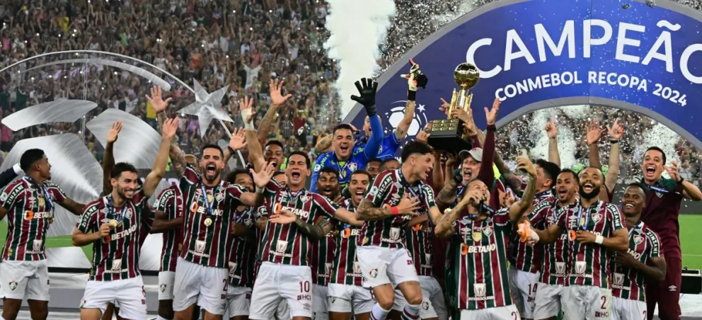 La celebración de los jugadores de Fluminense con el trofeo en manos después de derrotar a Liga de Quito 2-0. Foto: Conmebol.