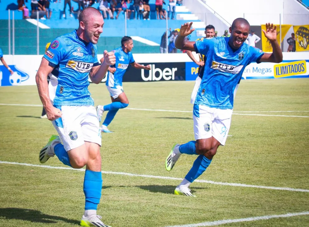 Pasadore (izq.), el goleador con tres conquistas, y Da Silva, autor de los dos restantes, festejan la goleada al Tigre. Foto: club San Antonio.