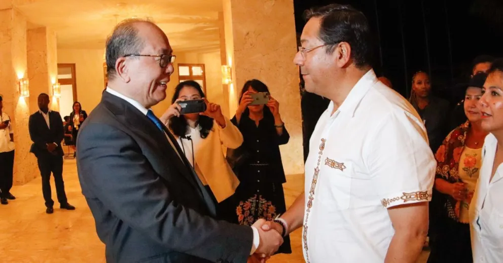 El presidente Arce junto a Qiu Xiaoqi. Foto: Facebook de Luis Arce. 