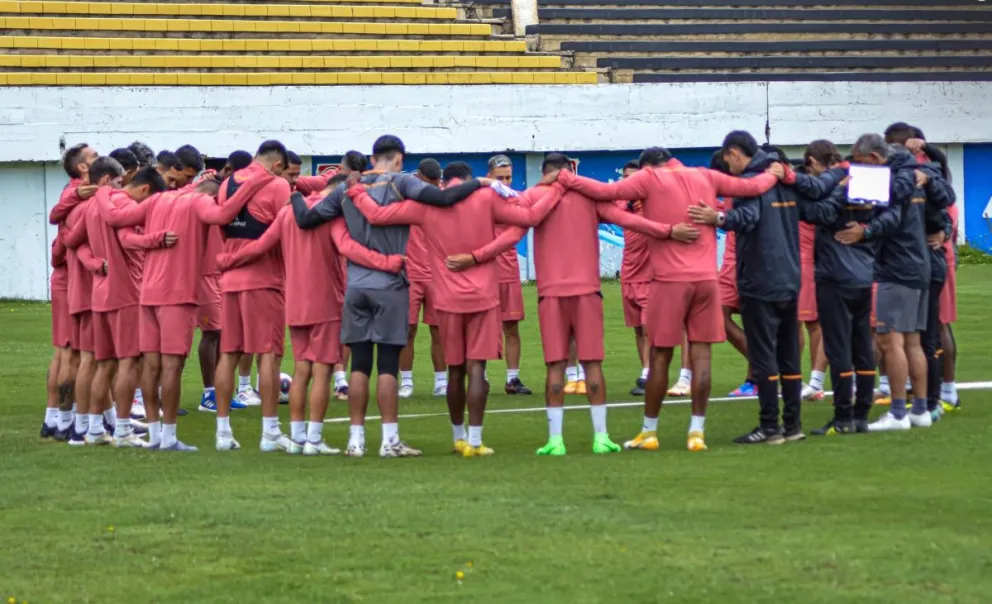 Jugadores de The Strongest mezclados con los miembros del cuerpo técnico antes de iniciar un entrenamiento en el Rafael Mendoza. Foto: club The Strongest