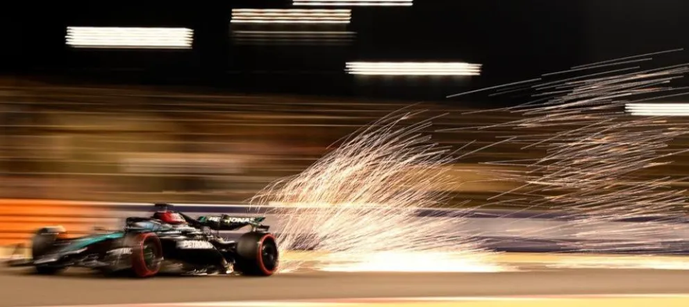 Destellos. Un carro de Fórmula Uno saca chispas en su paso durante el último ensayo de este viernes previo al Gran Premio de Baréin. Foto: www.formula1.com