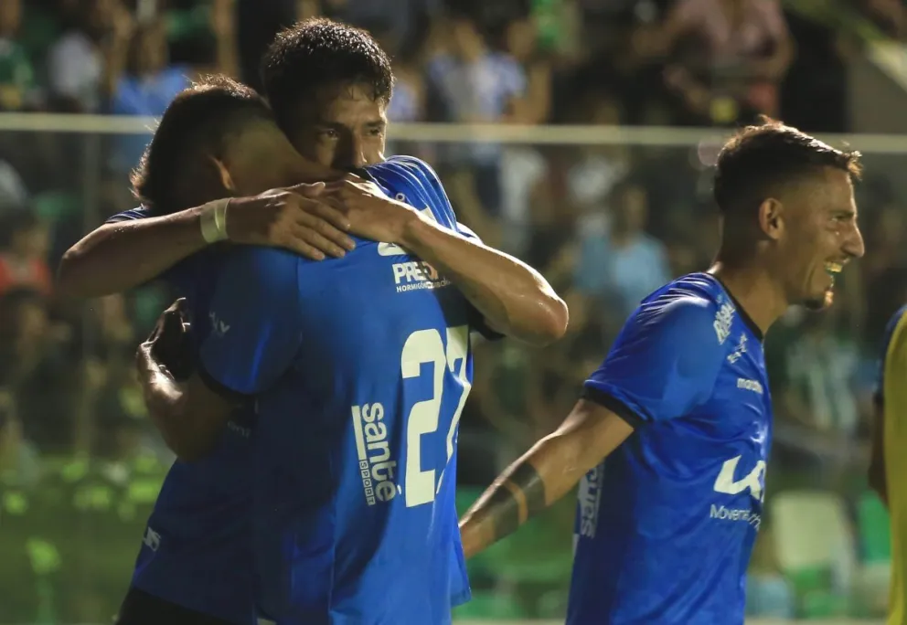Los celestes celebran el segundo triunfo en el campeonato. Foto: APG