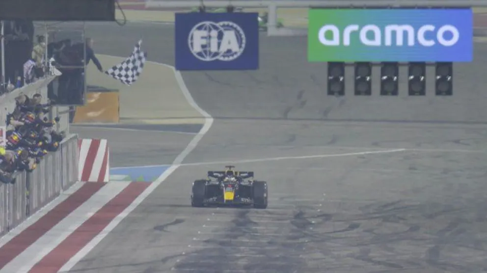 Max Verstappen cruza la meta en el primer en el autódromo de Sakhir para adjudicarse el primer lugar del Gran Premio de Baréin, primera carrera de la temporada 2024. (Foto: Formula1.com)