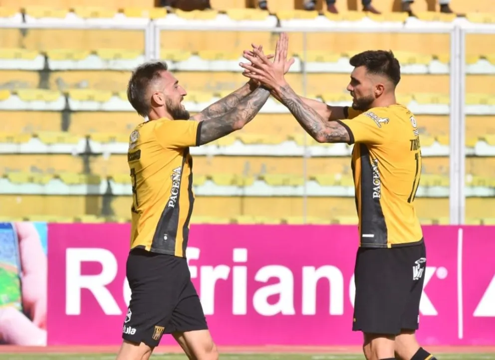 Luciano Ursino (izq.) festeja el segundo gol del Tigre con Enrique Triverio. Foto: APG