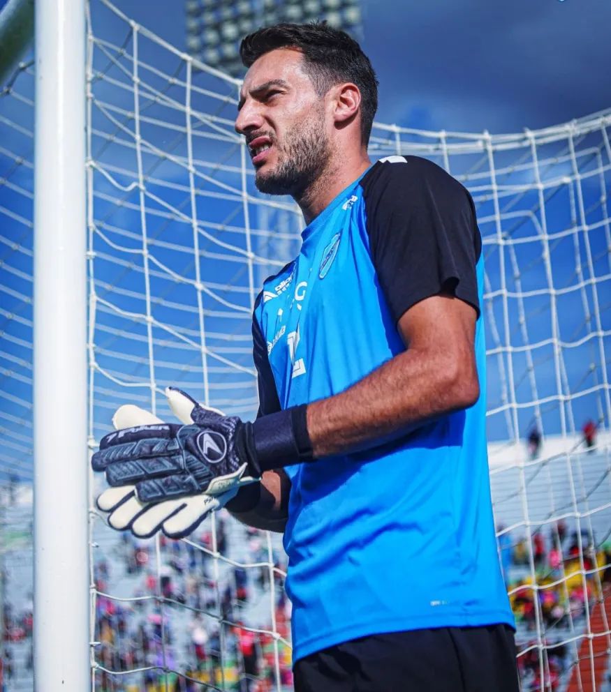 El arquero Desábato en la etapa de calentamiento previo al juego con los aviadores. Foto: club Bolívar