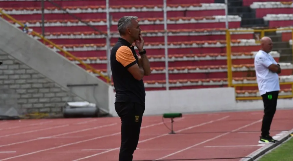 Pablo Lavallén, el técnico de The Strongest, observa el cotejo a un costado de la cancha. Foto: APG