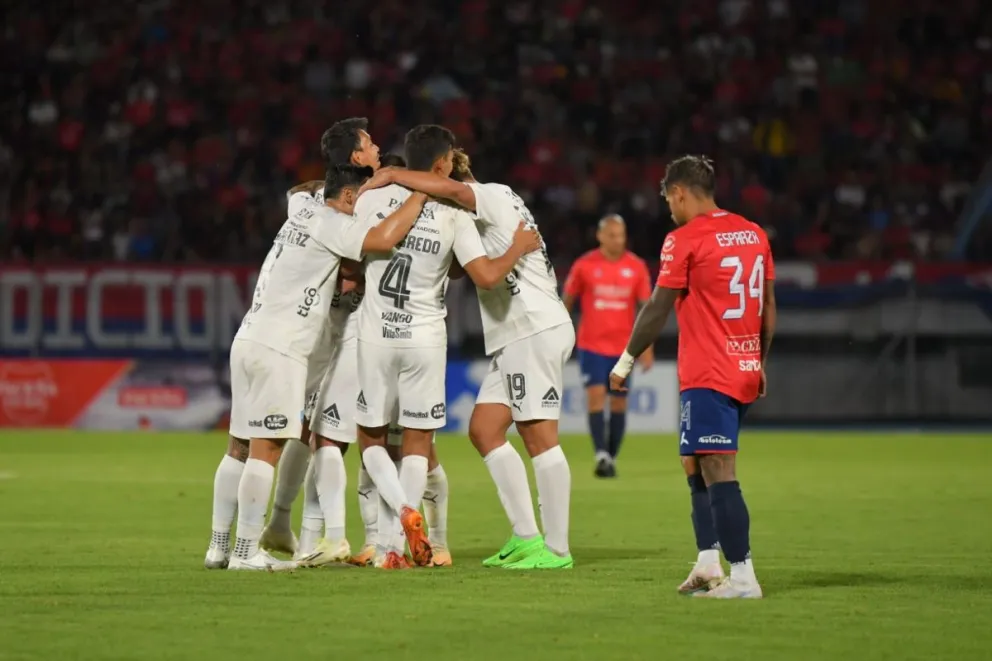 Jugadores de la Academia celebran el segundo gol de Saucedo. Foto: APG.