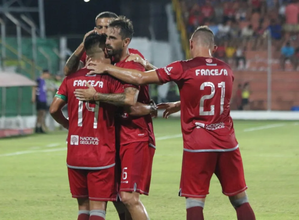 Los jugadores de Guabirá celebran el primer gol de Zaspe. Foto APG