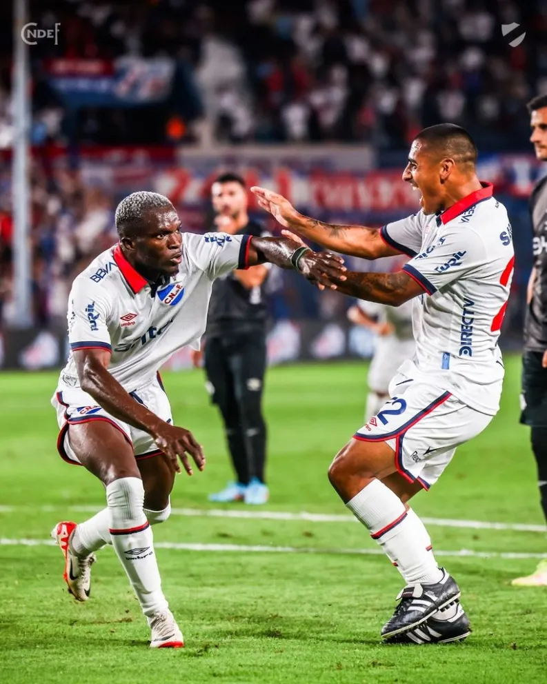 Los jugadores de Nacional celebran uno de los tres goles ante Wanderers, el sábado. Foto Nacional