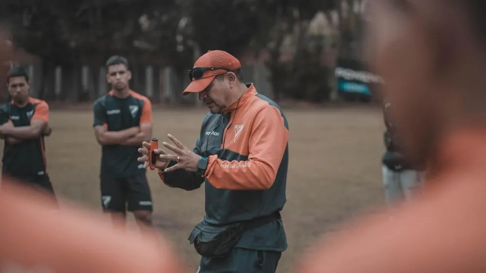 Oscar Villegas dando indicaciones a sus jugadores. Always Ready