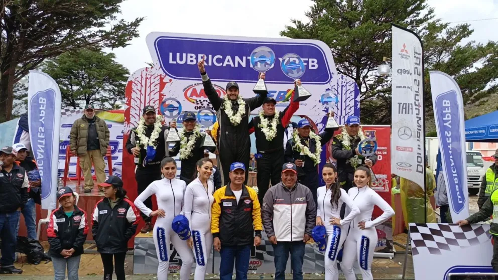 Alí Junior junto a su navegante (centro) en el podio de premiación. Foto: Febad.