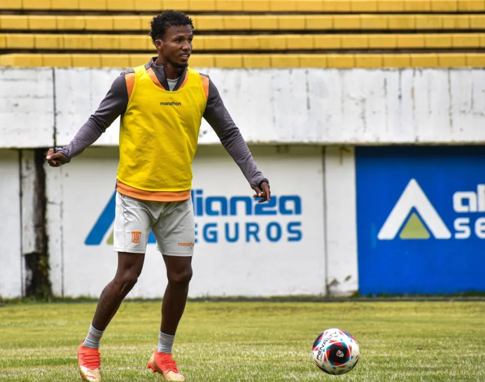 El defensor central ecuatoriano Darío Aimar en uno de los entrenamiento del plantel. Foto: club The Strongest