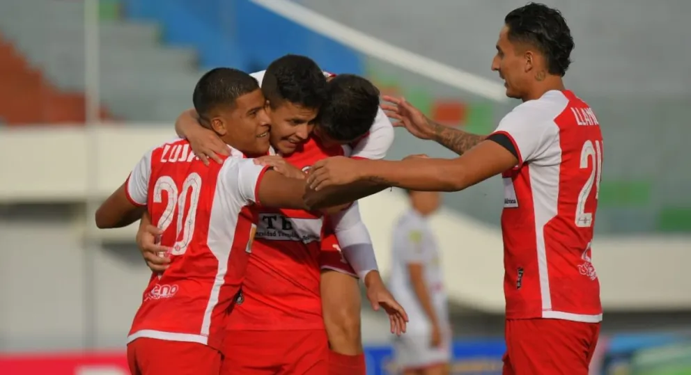El Sub-20 Pablo Luján (izq.), autor del primer gol de FC Universitario, es felicitado por sus compañeros. Foto: APG
