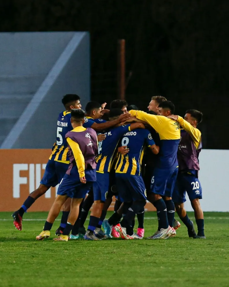 Los jugadores de Rosario Central celebran uno de los goles anotados hoy. Foto Conmebol