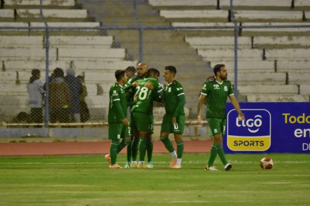 Jugadores de Oriente celebran el tanto de Riquelme. Foto: APG.