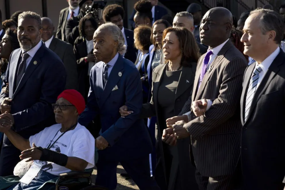 La vicepresidenta Kamala Harris se une a líderes comunitarios y de derechos civiles mientras cruzan el puente Edmund Pettus para conmemorar el 59º aniversario del Domingo Sangriento en Selma, Alabama, este 3 marzo