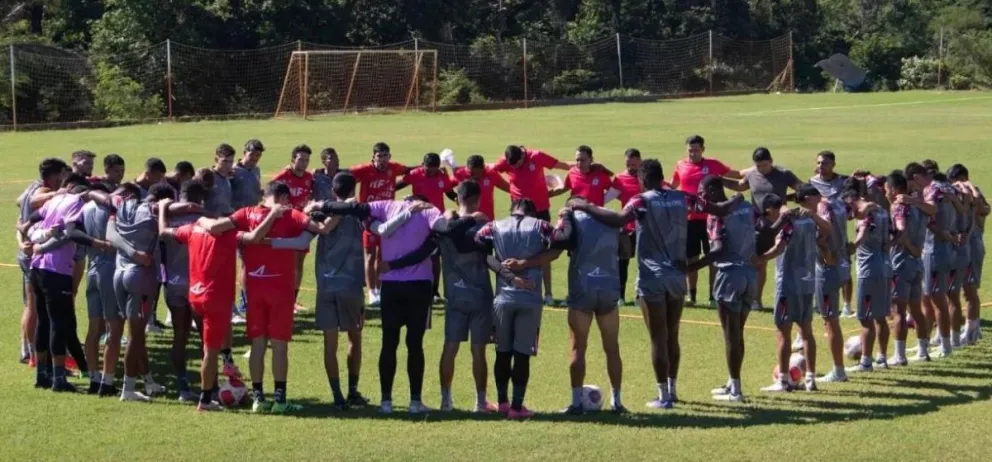 Plantilla de Real Santa Cruz en la reunión para elevar una oración antes del inicio de un entrenamiento en la capital oriental. Foto: Real Santa Cruz.