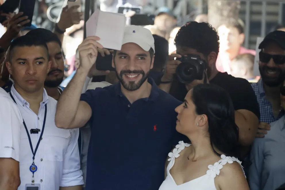 El presidente de El Salvador Nayib Bukele junto a su esposa Gabriela, en las elecciones municipales de este domingo. Foto: Efe