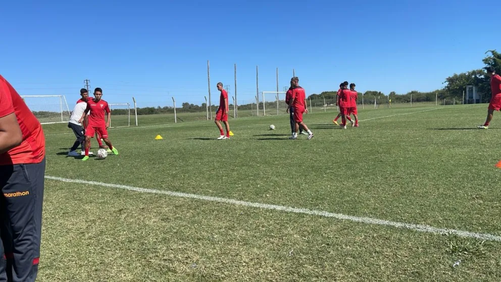 Los jugadores de Always Ready en el entrenamiento de esta mañana, en Colonia. Foto Always Ready