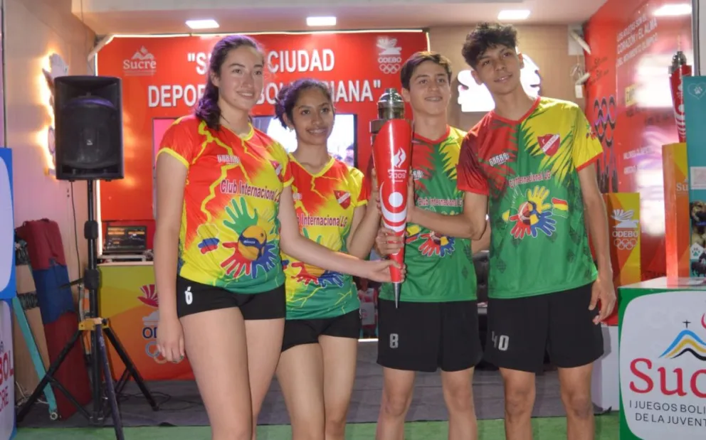 Un grupo de deportistas con la antorcha bolivariana. Foto: Sucre 2024.