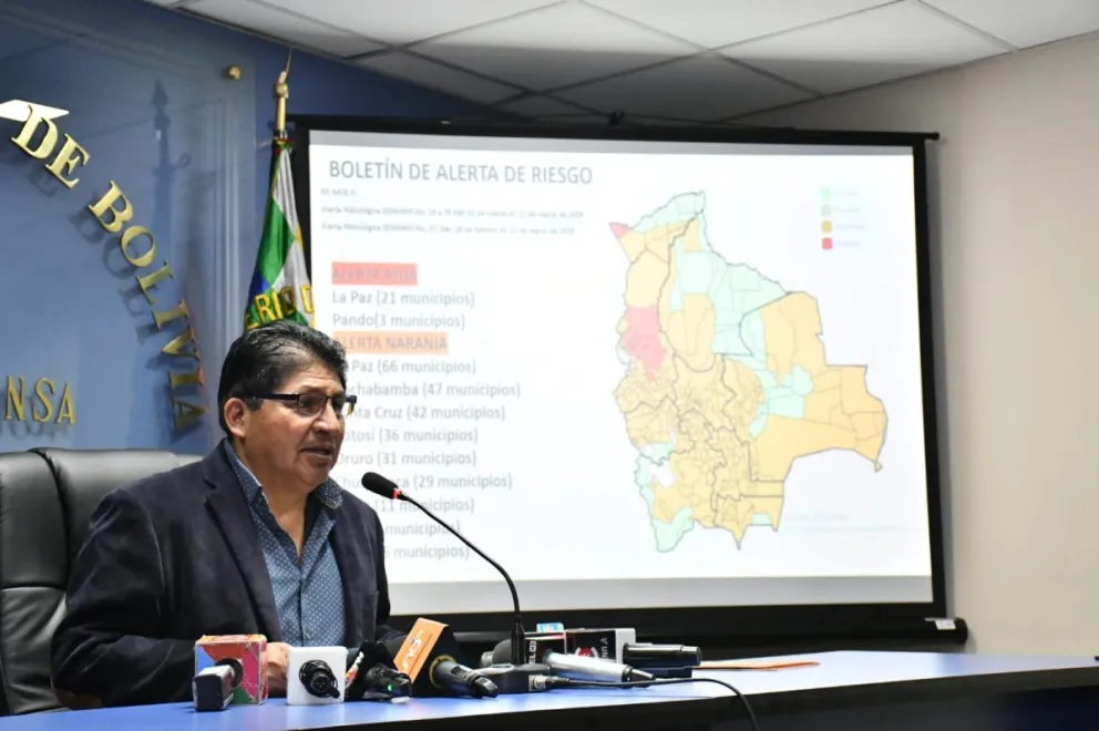El viceministro de Defensa Civil presenta el reporte de daños provocados por lluvias e inundaciones. Foto: APG