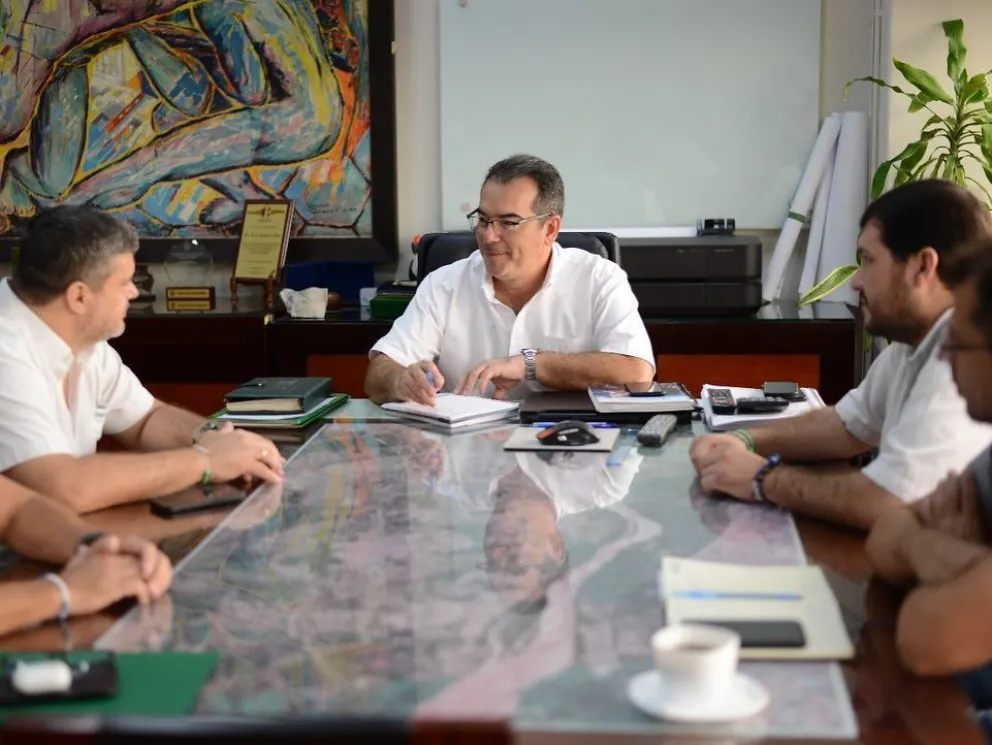 El presidente del Comité pro Santa Cruz, Fernando Larach, visita al gobernador Mario Aguilera. Foto: Comité pro Santa Cruz.
