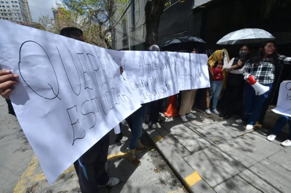 Estudiantes de la escuela Marítima protestan en el Ministerio de Defensa. Fotos: Daniel Miranda / APG