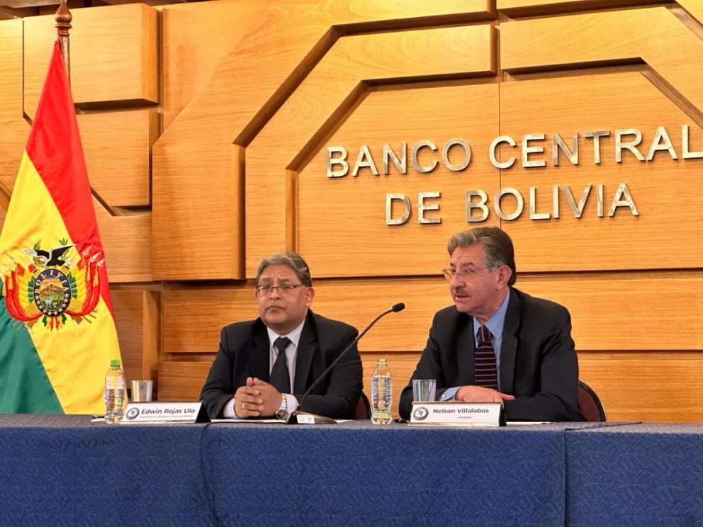 El presidente del BCB, Edwin Rojas, y el secretario ejecutivo de Asoban, Nelson Villalobos. Foto: BCB