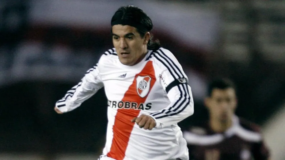 Ariel Ortega, con la camiseta de River Plate, club que lo descubrió como futbolista a los 17 años y con el que conquistó cinco títulos nacionales. Foto: EFE