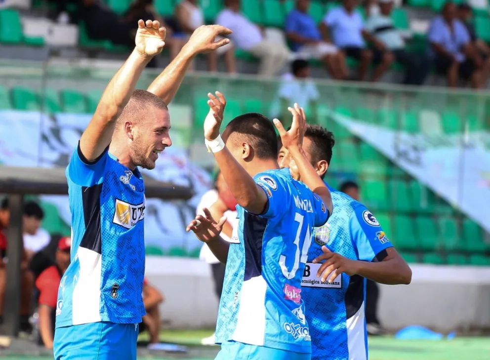 Pasadore (izq.), el goleador de San Antonio, celebra el segundo tanto de su equipo con sus compañeros. Foto: APG