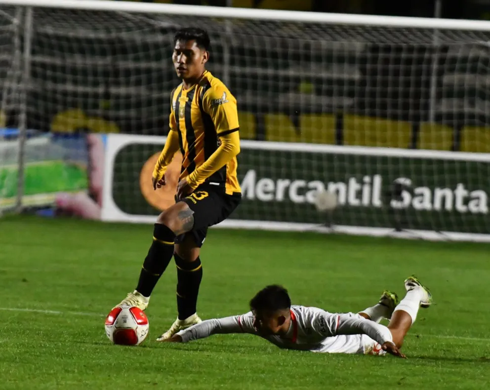 Jeyson Chura, jugador de The Strongest, controla la pelota en el partido ante Real Santa Cruz. Foto: APG